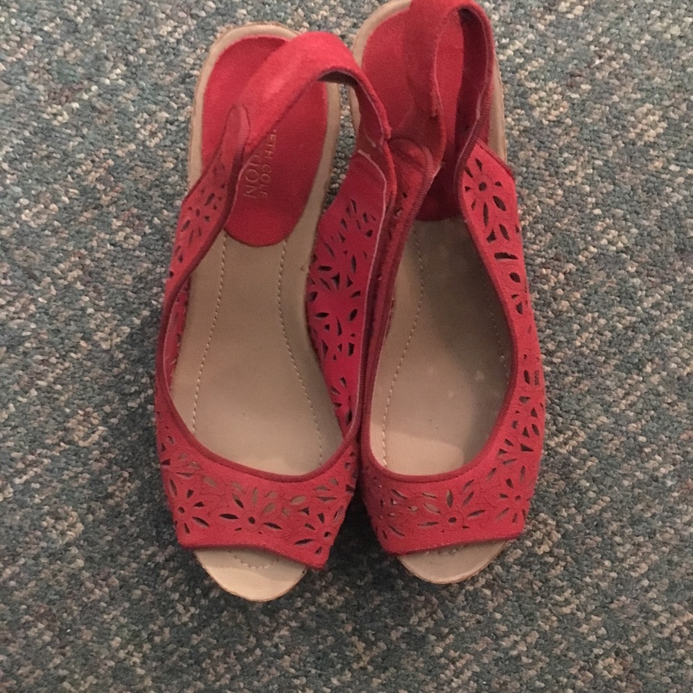 Kenneth Cole Reaction red wedge sz 7.5